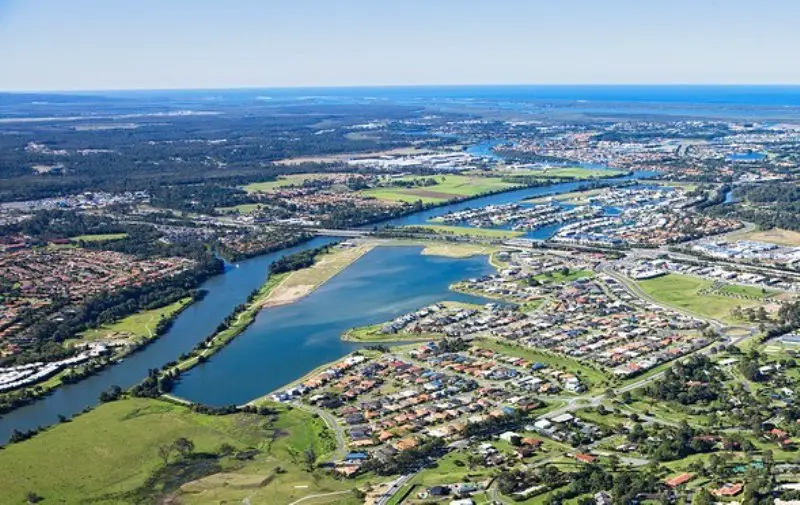 File:Dreamworl Parkway bridge over Coomera River in Oxenford,  Queensland.jpg - Wikimedia Commons